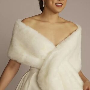 NWT David's Bridal Pull-Through Faux-Fur Shoulder Wrap - Ivory